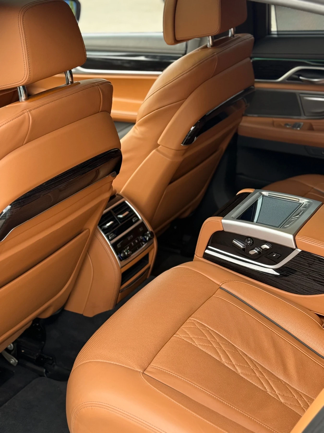 BMW 740 * INDIVIDUAL* FULL* M PACK* H&K* MASSAGE* SERVICE , снимка 5 - Автомобили и джипове - 56273415