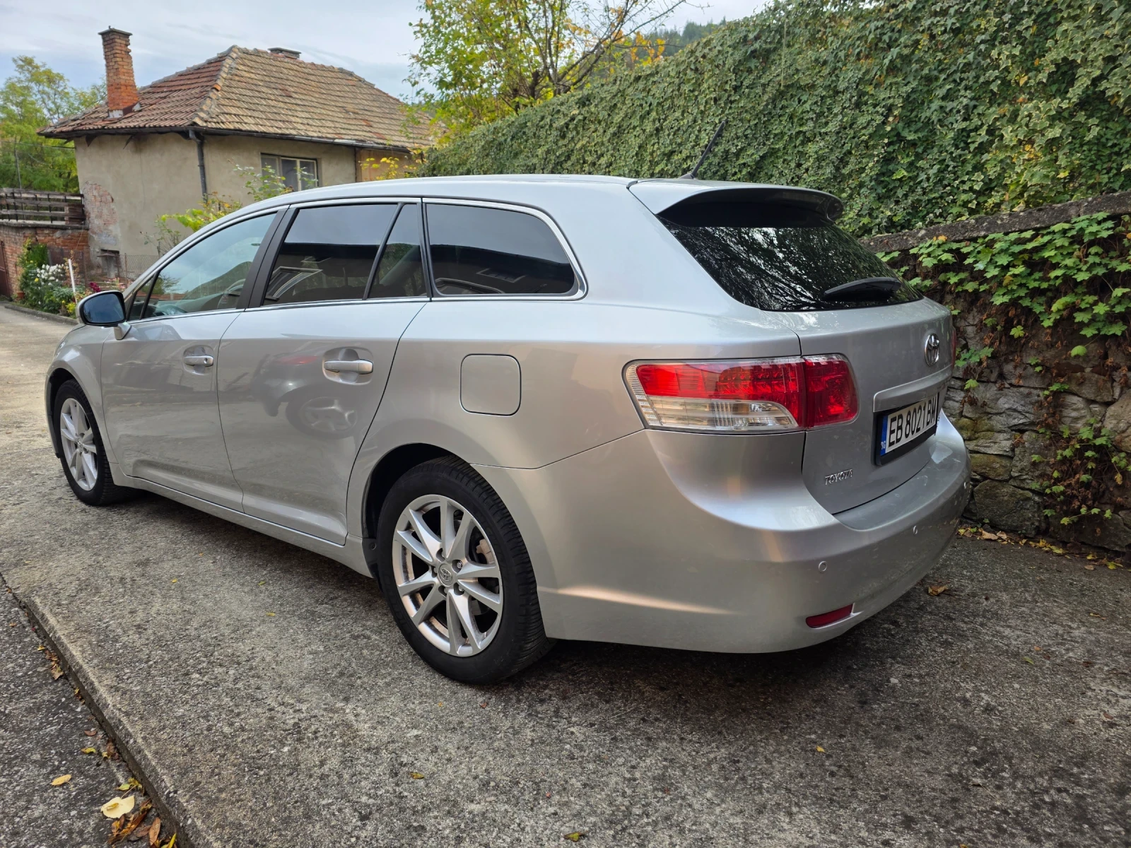 Toyota Avensis Комби, снимка 2 - Автомобили и джипове - 56677193
