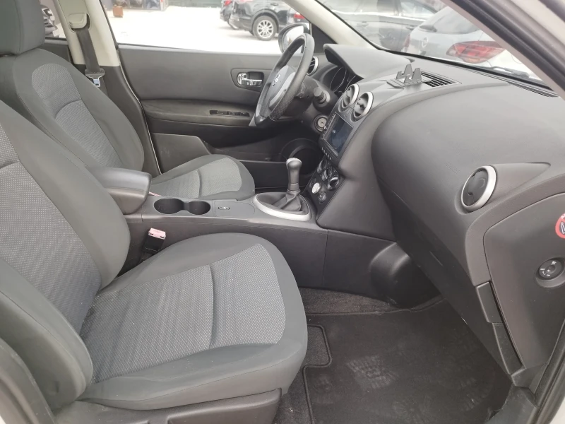 Nissan Qashqai 1.6i 7местен, снимка 9 - Автомобили и джипове - 49224440