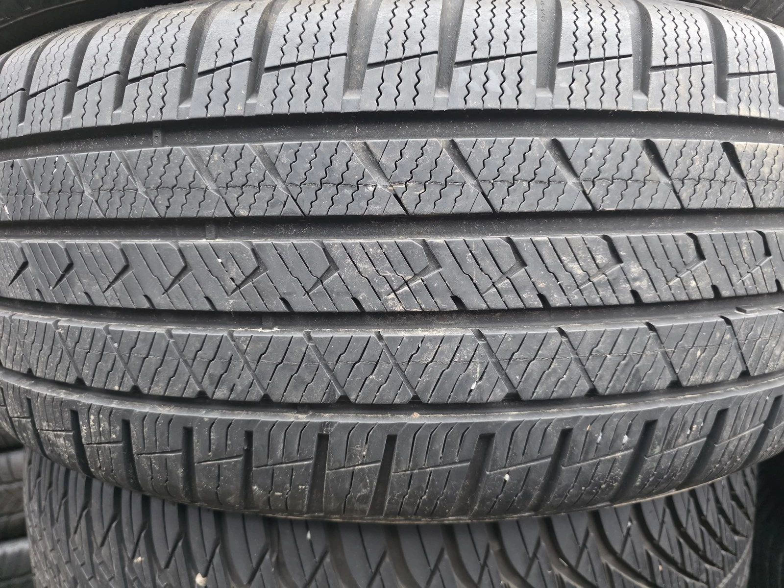 Гуми Всесезонни 235/50R19, снимка 2 - Гуми и джанти - 56725173