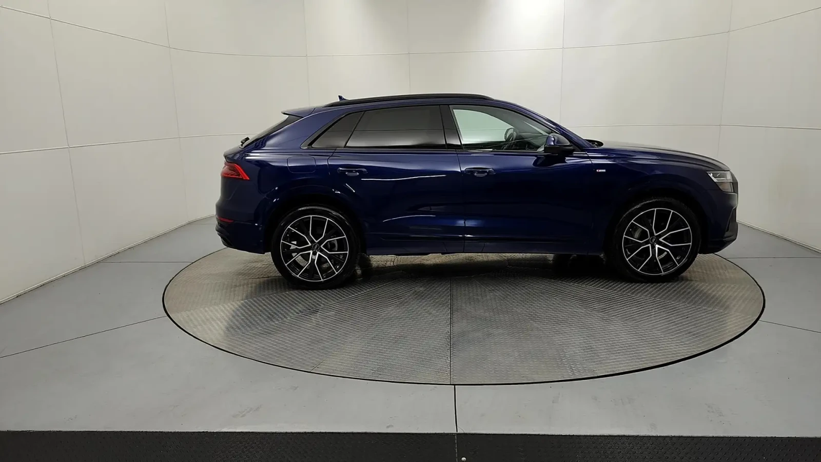 Audi Q8 55 TFSI | CARFAX НАЛИЧЕН | 2019 | 96 933 км, снимка 3 - Автомобили и джипове - 56183393