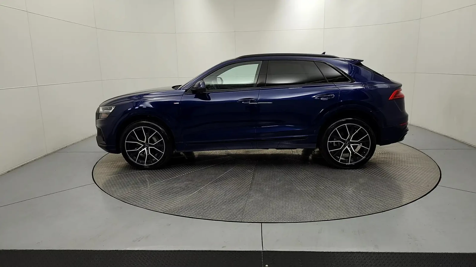 Audi Q8 55 TFSI | CARFAX НАЛИЧЕН | 2019 | 96 933 км, снимка 2 - Автомобили и джипове - 56183393