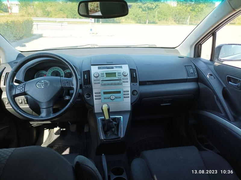 Toyota Corolla verso 2.2 D4D, снимка 6 - Автомобили и джипове - 46803651