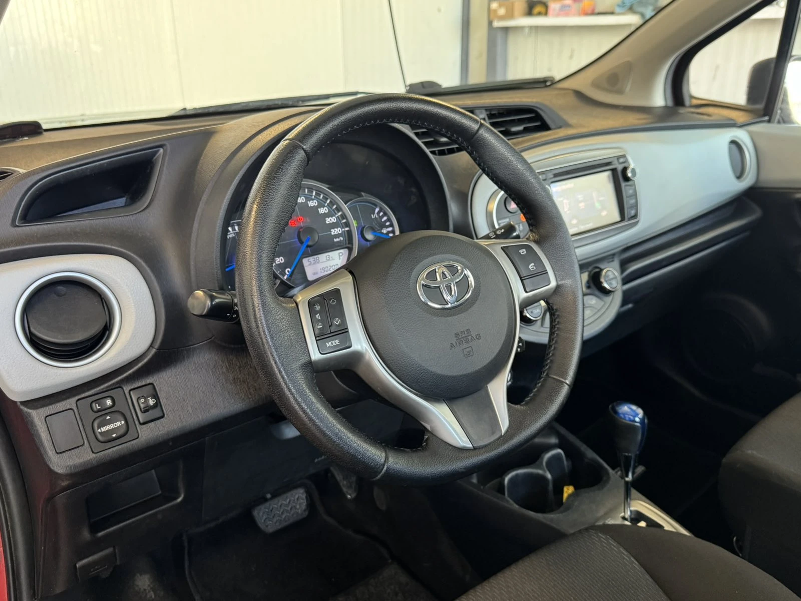 Toyota Yaris 1.5 HYBRID - изображение 8