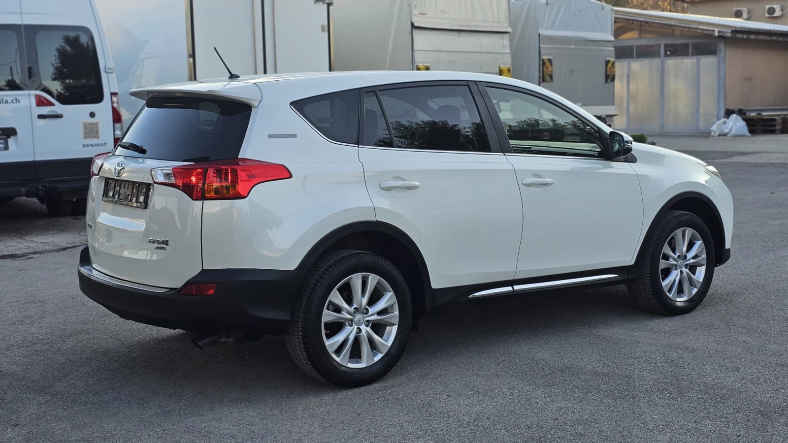 Toyota Rav4 2.2D4D 4x4 6SP IT-ИСТОРИЯ-ТОП СЪСТ.-КАМЕРА-ЛИЗИНГ - изображение 6