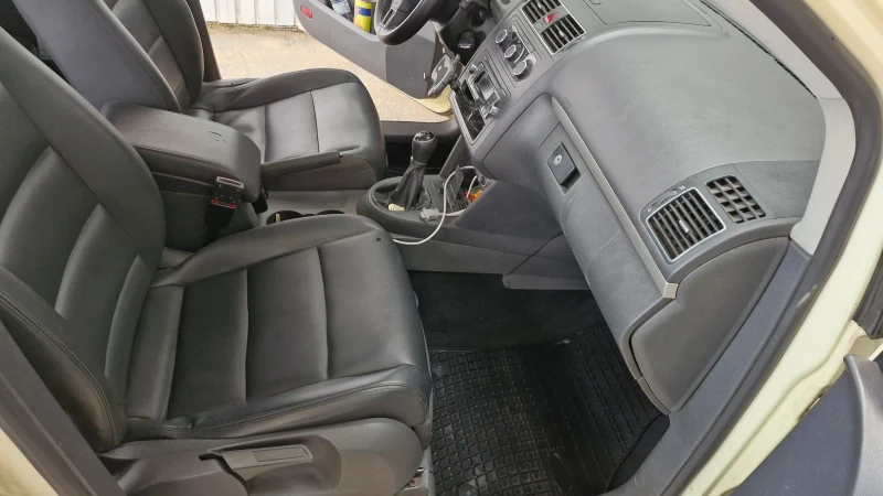 VW Touran 1.6 TDI, снимка 6 - Автомобили и джипове - 48239930