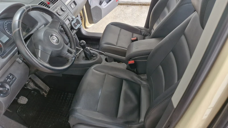 VW Touran 1.6 TDI, снимка 5 - Автомобили и джипове - 48239930