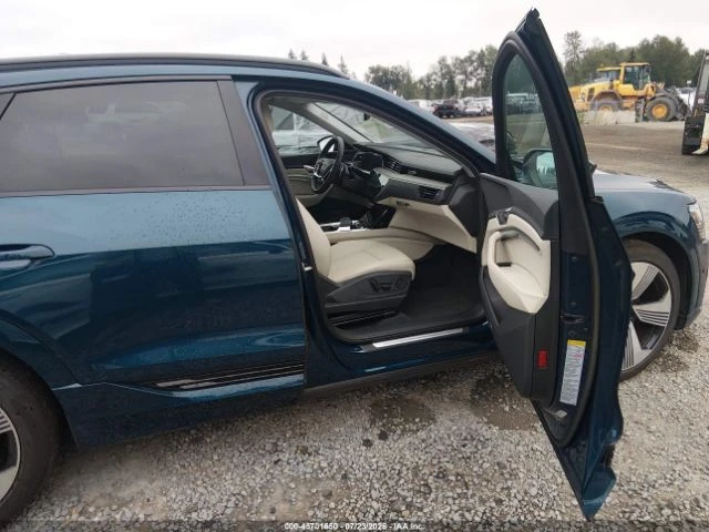 Audi E-Tron PREMIUM PLUS* QUATTRO* 360* PANO* ПОДГРЕВ* КОЖА* , снимка 5 - Автомобили и джипове - 55594079