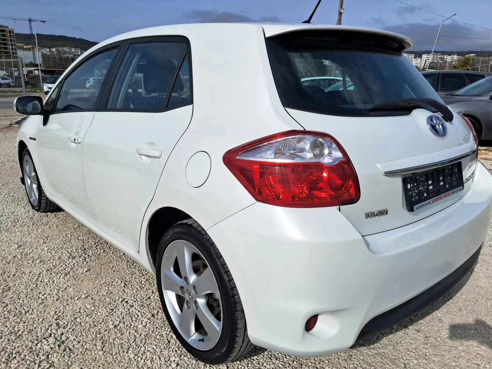 Toyota Auris 1.8Хибрид АВТОМАТИК - изображение 4