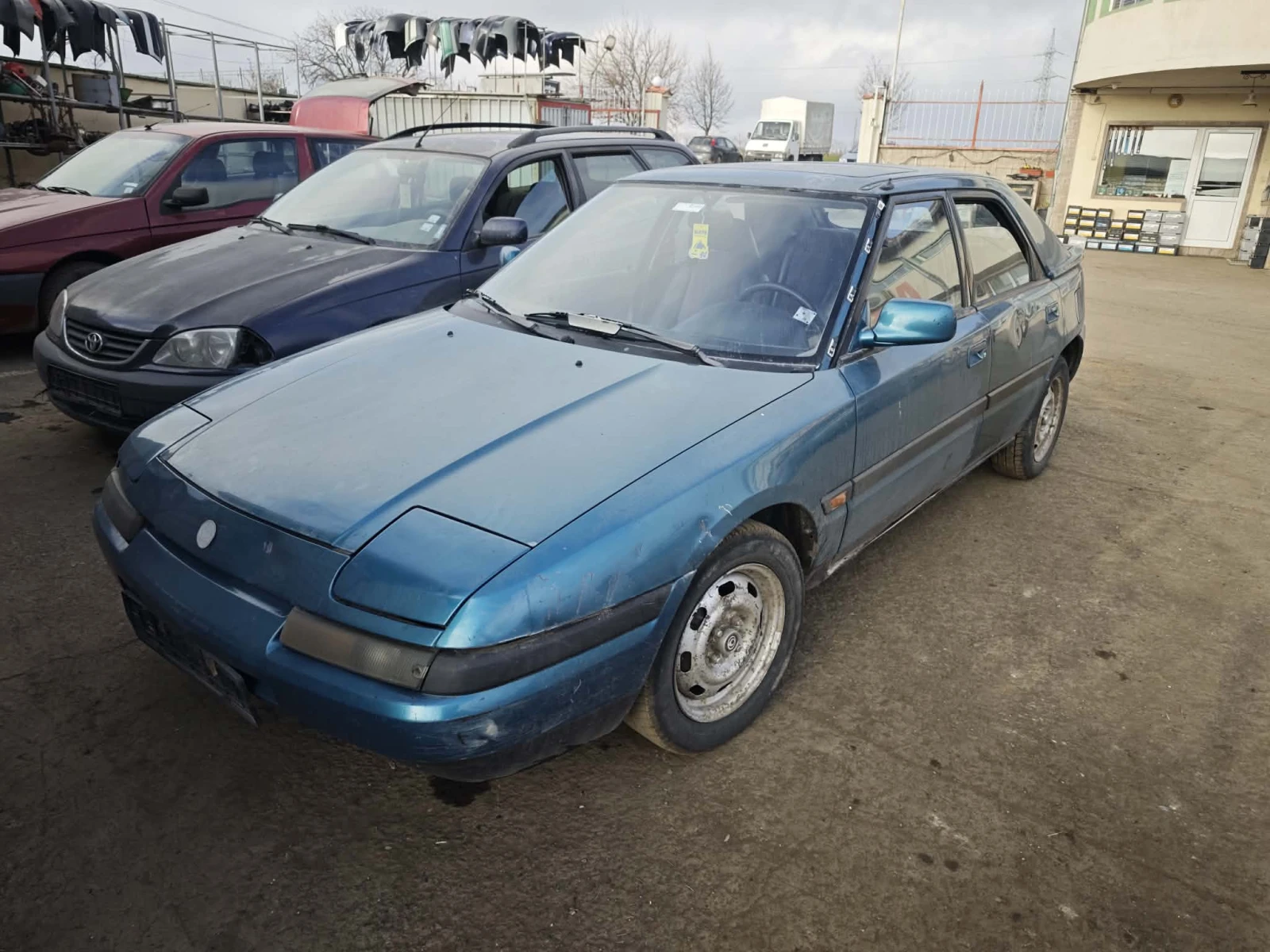 Mazda 323 1.8i, снимка 2 - Автомобили и джипове - 53821549