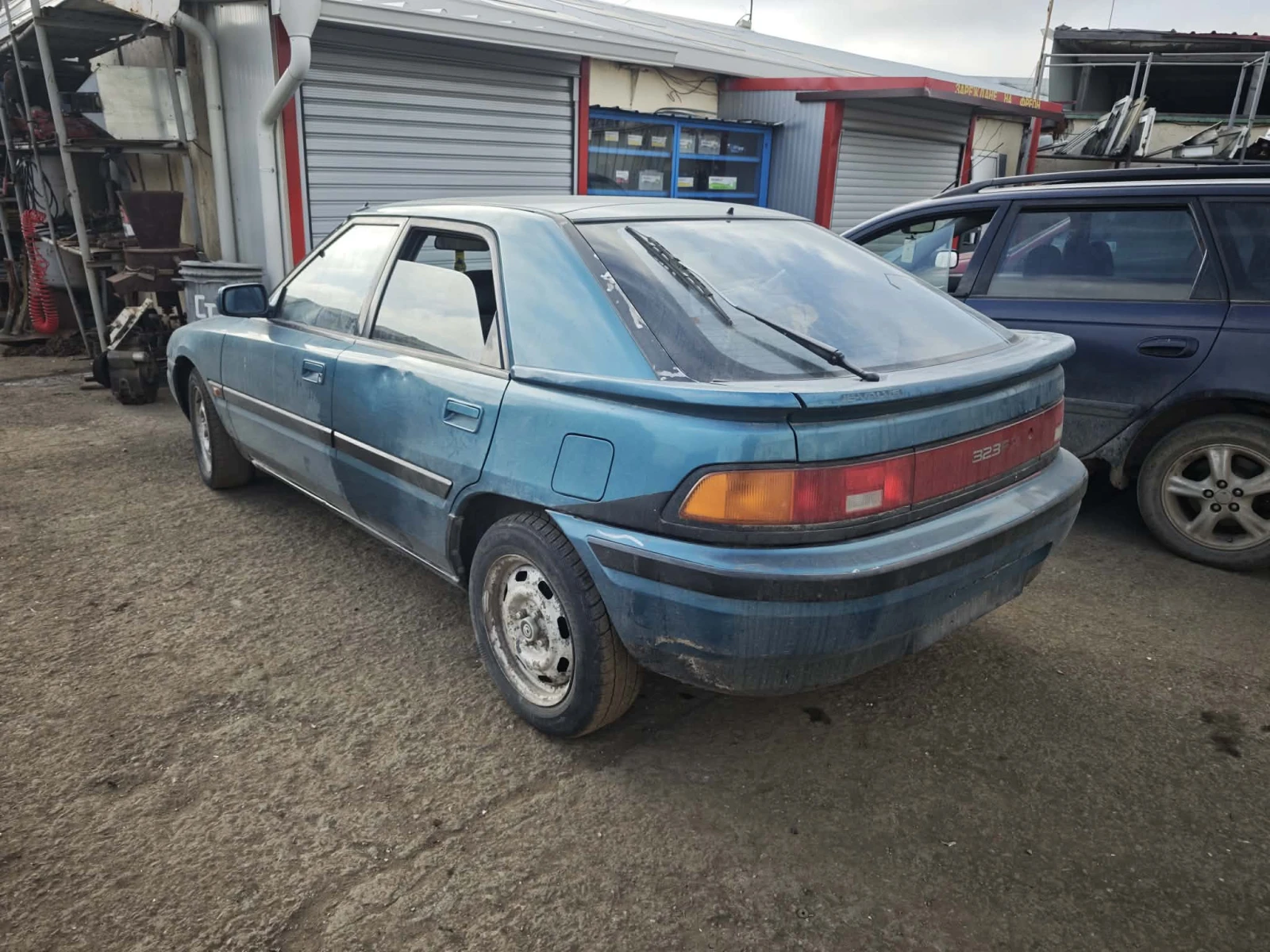 Mazda 323 1.8i, снимка 4 - Автомобили и джипове - 53821549