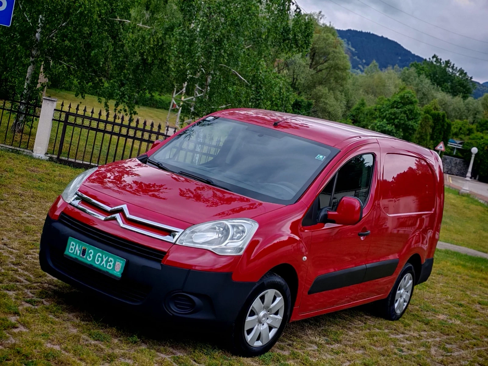 Citroen Berlingo 1.6HDI(90)* MAXI-БАЗА* КЛИМАТИК* НОВ ВНОС* , снимка 2 - Автомобили и джипове - 54644642