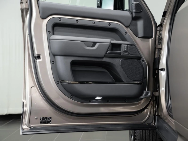 Land Rover Defender 110 OCTA P635 PANO MERIDIAN 360 LED, снимка 7 - Автомобили и джипове - 51762584