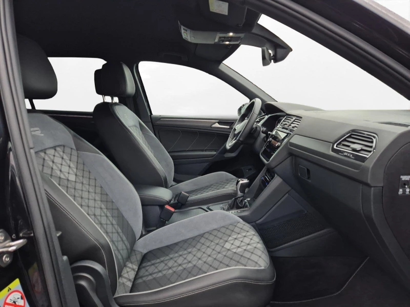 VW Tiguan 2.0TDI* DSG* R-LINE* NIGHT* DISTR* LED* NAVI* , снимка 9 - Автомобили и джипове - 53121309