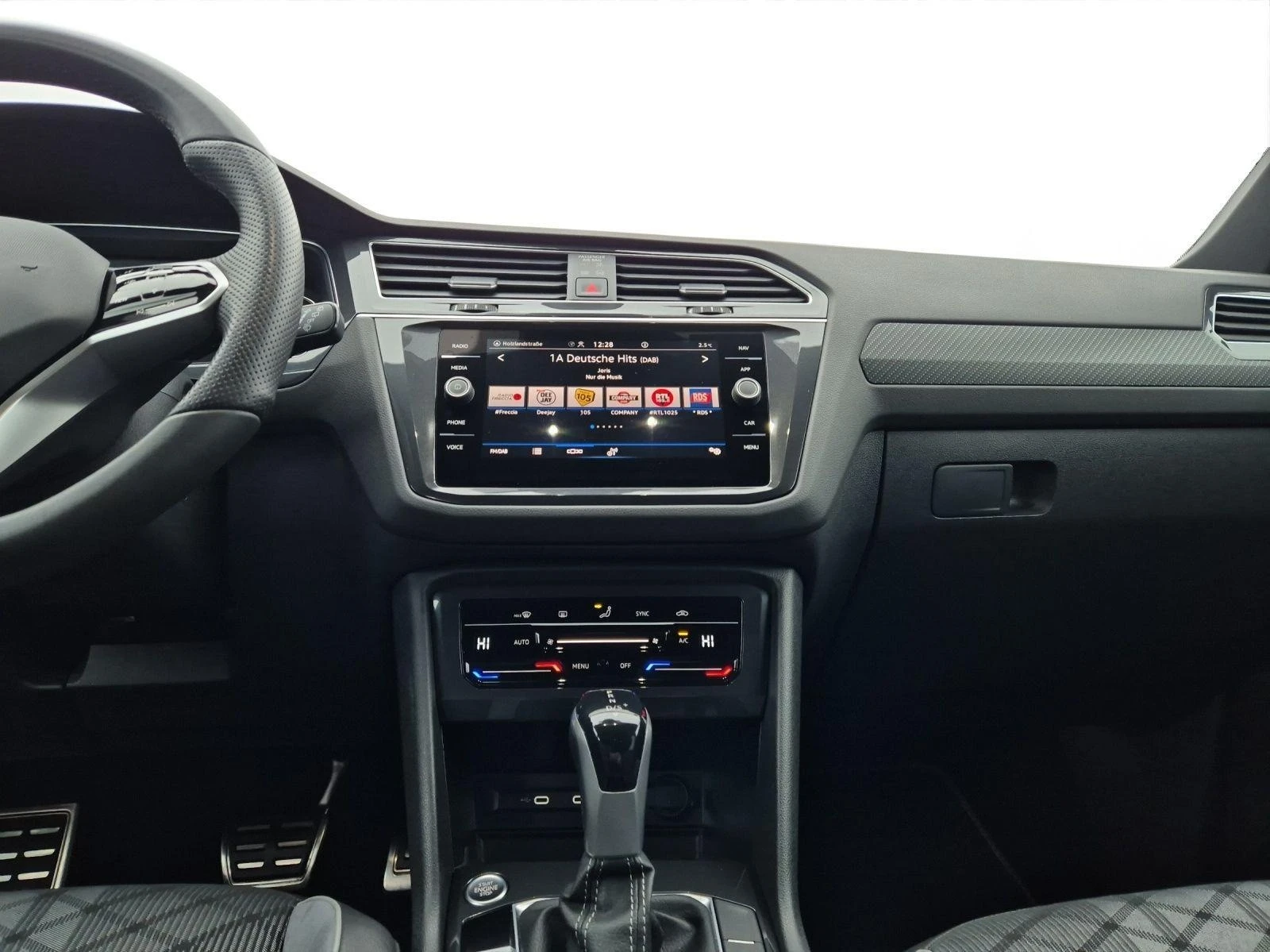 VW Tiguan 2.0TDI* DSG* R-LINE* NIGHT* DISTR* LED* NAVI*  - изображение 8