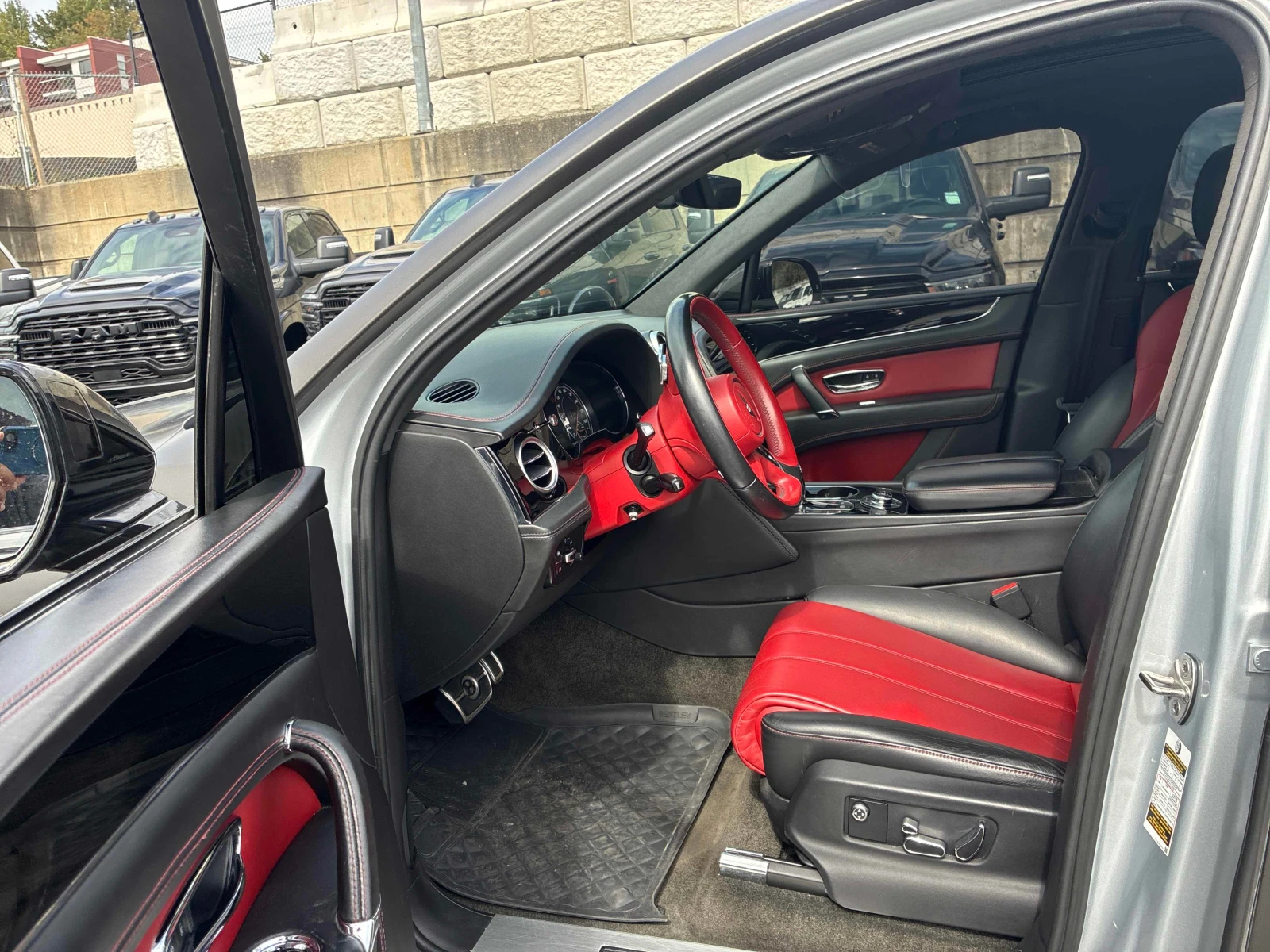 Bentley Bentayga * W12 SINATURE * ГЛАВНО ПРЕДСТАВИТЕЛСТВО* , снимка 7 - Автомобили и джипове - 55949256