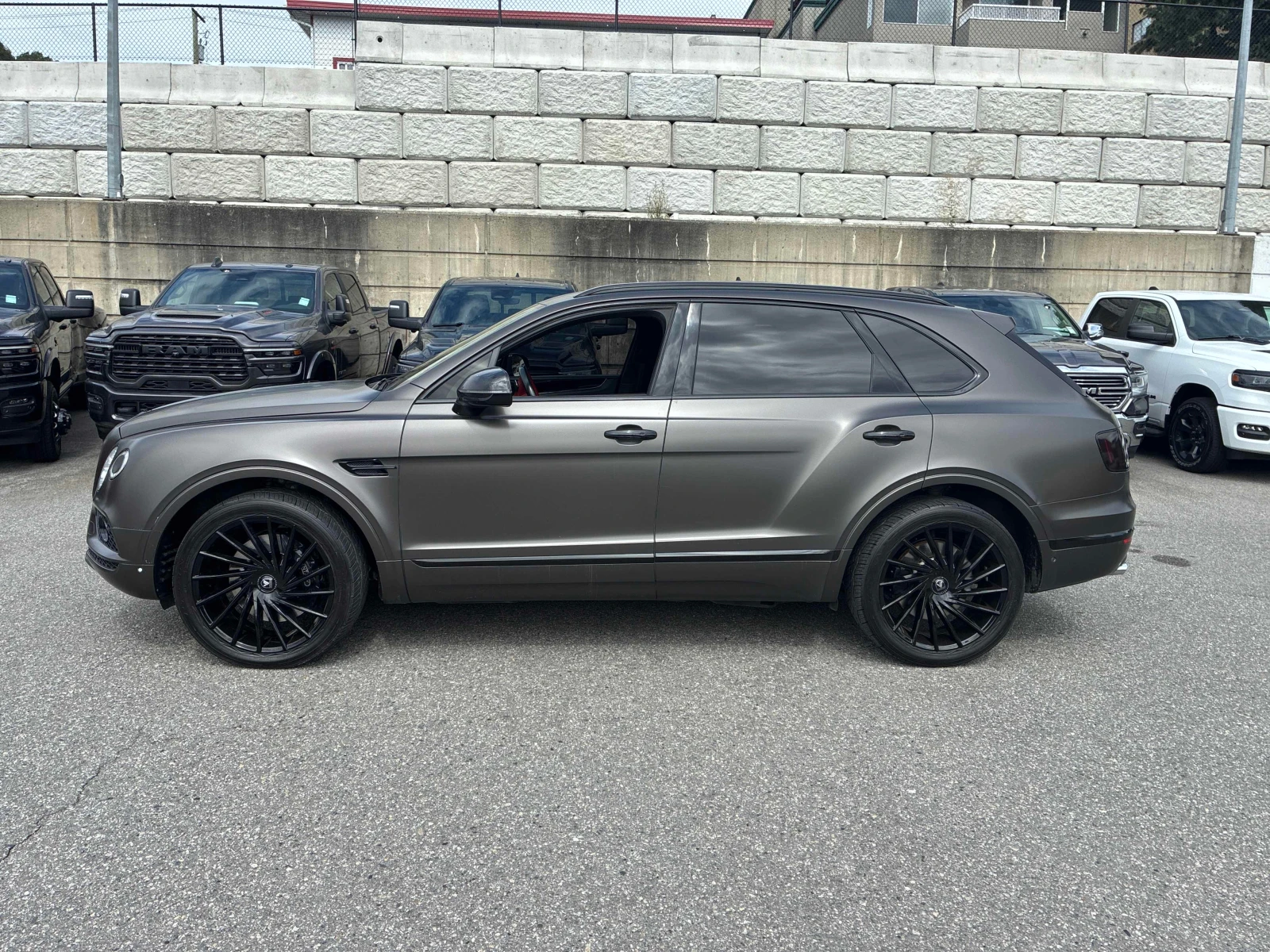 Bentley Bentayga * W12 SINATURE * ГЛАВНО ПРЕДСТАВИТЕЛСТВО* , снимка 3 - Автомобили и джипове - 55949256