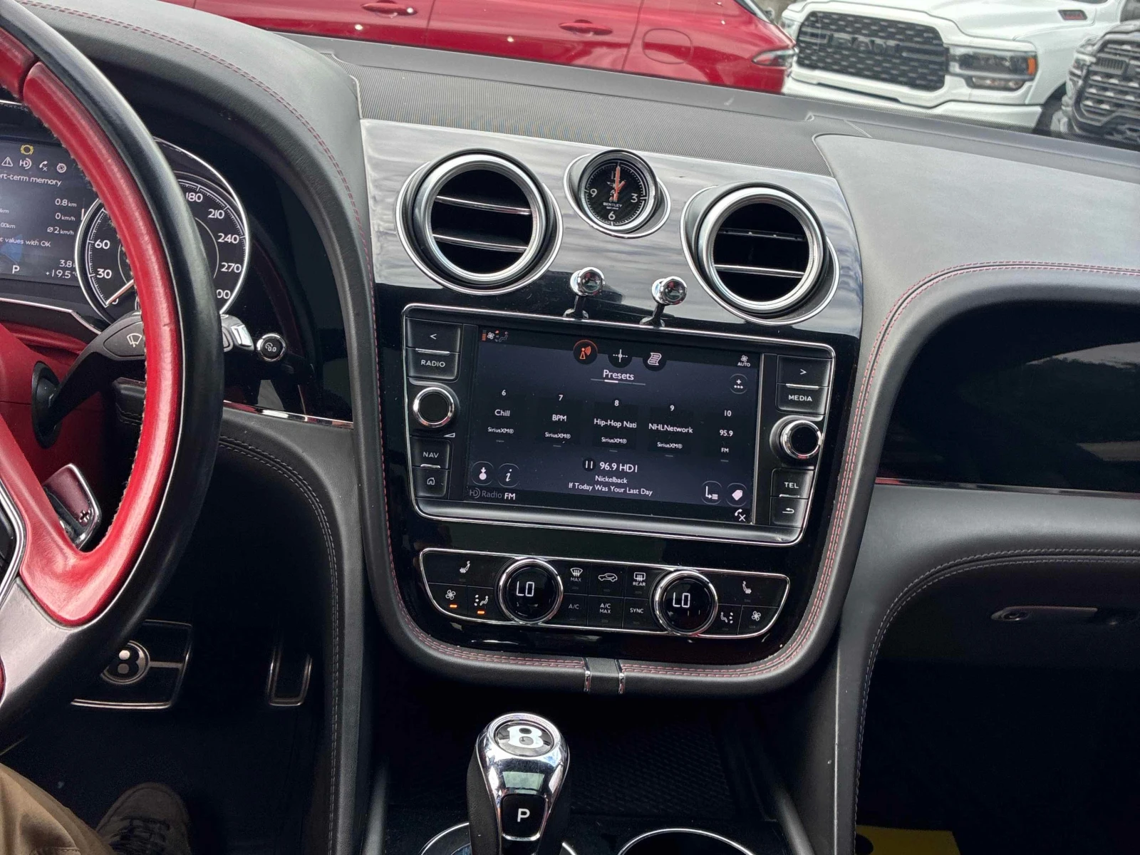 Bentley Bentayga * W12 SINATURE * ГЛАВНО ПРЕДСТАВИТЕЛСТВО* , снимка 9 - Автомобили и джипове - 55949256