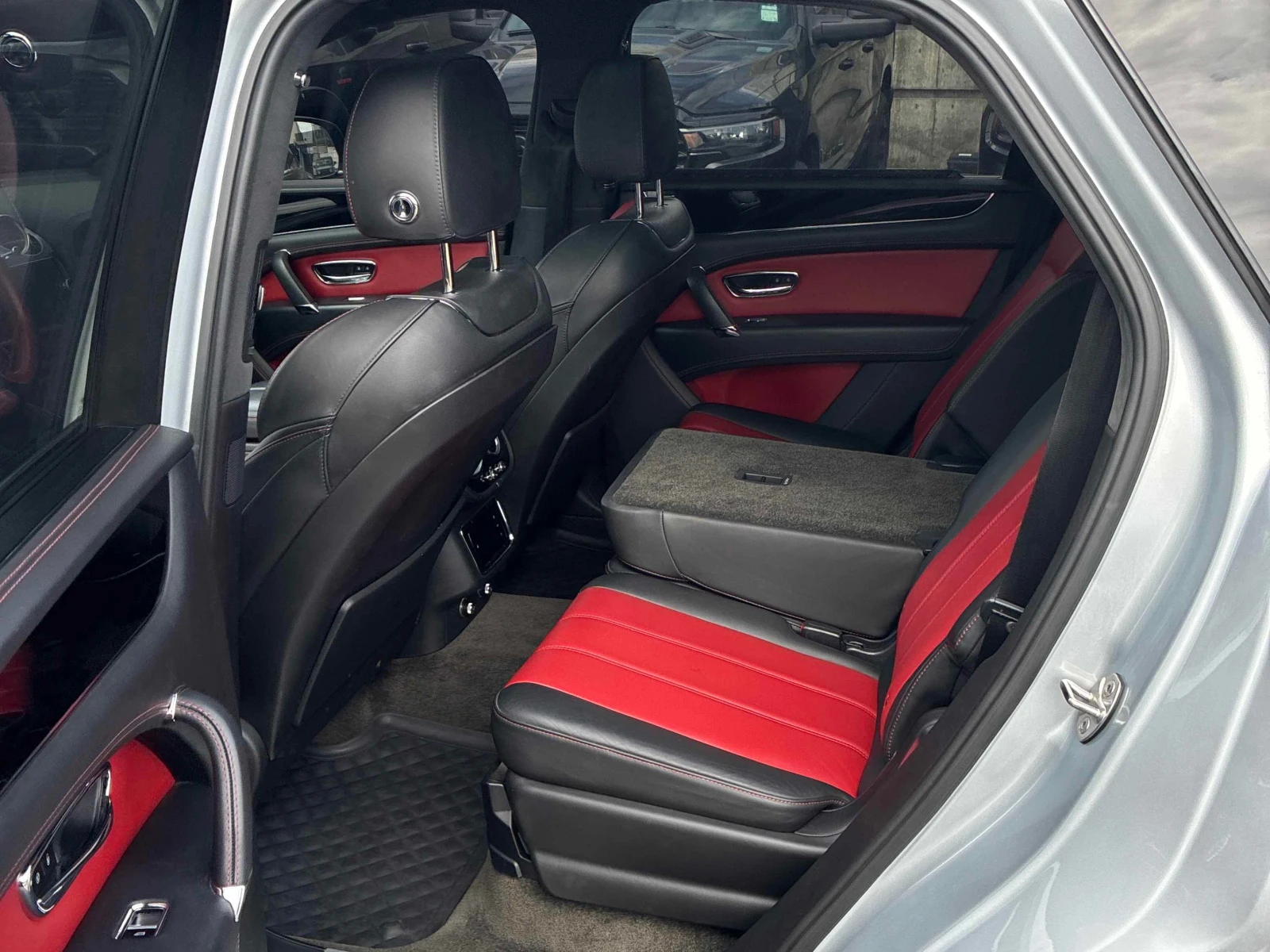Bentley Bentayga * W12 SINATURE * ГЛАВНО ПРЕДСТАВИТЕЛСТВО* , снимка 10 - Автомобили и джипове - 55949256