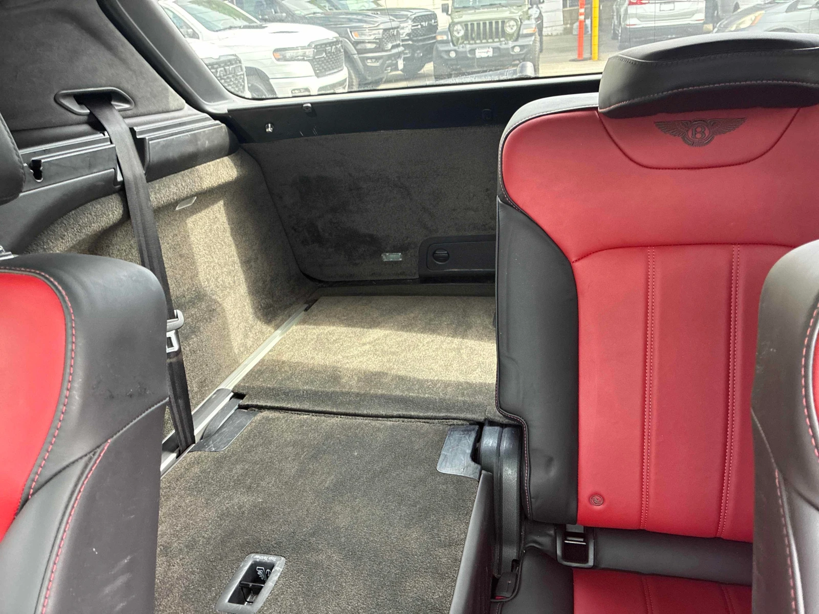 Bentley Bentayga * W12 SINATURE * ГЛАВНО ПРЕДСТАВИТЕЛСТВО* , снимка 11 - Автомобили и джипове - 55949256