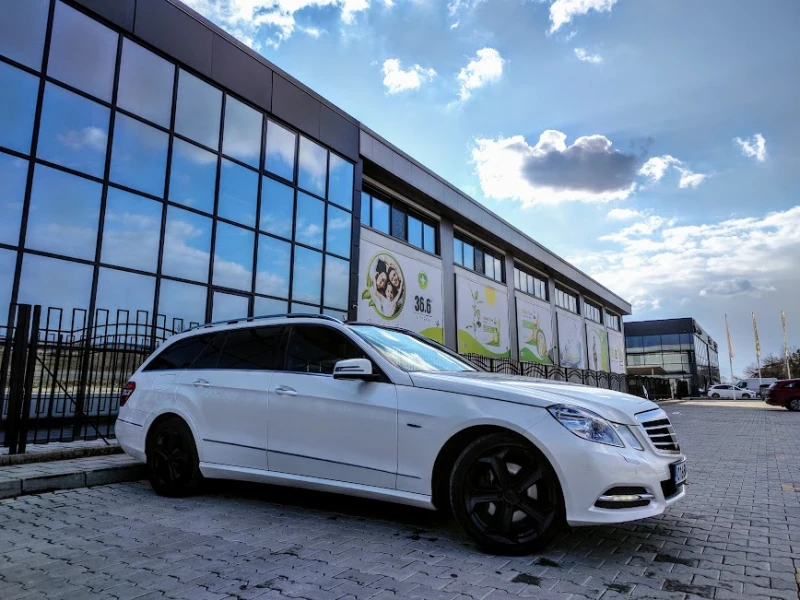 Mercedes-Benz E 350 * 4MATIC* AVANTGARDE* PANORAMA* FULL, снимка 3 - Автомобили и джипове - 49200102