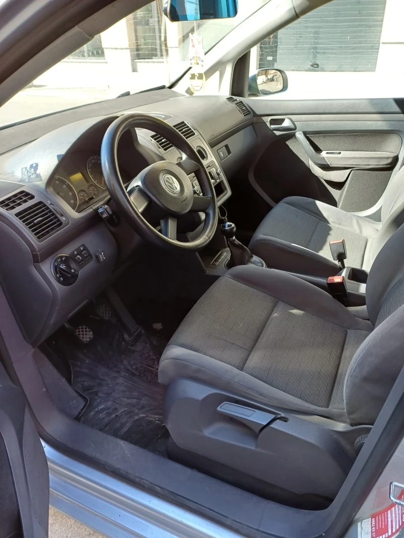 VW Touran 1.6, снимка 16 - Автомобили и джипове - 49420196