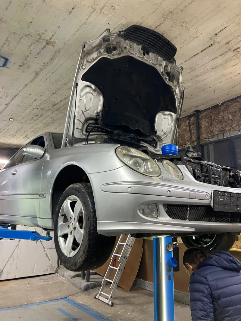 Mercedes-Benz E 270 Авангард, снимка 9 - Автомобили и джипове - 52729965