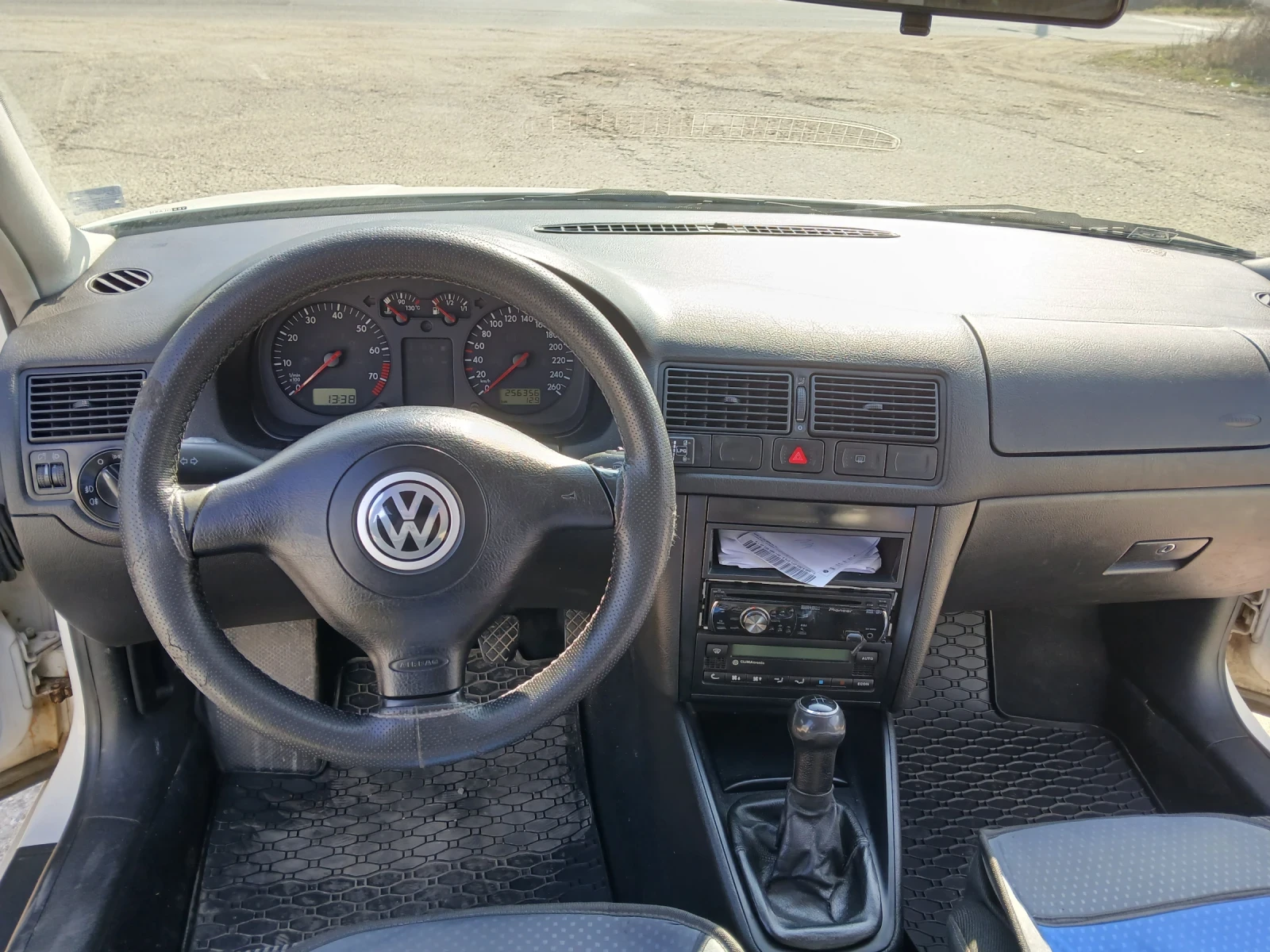 VW Golf 1.8i 125 к.с., снимка 6 - Автомобили и джипове - 53842828