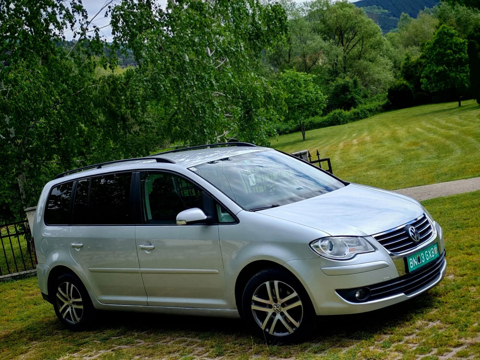VW Touran 2.0TDI(140)(BMM)* FACELIFT* HIGHLINE* , снимка 8 - Автомобили и джипове - 54576225