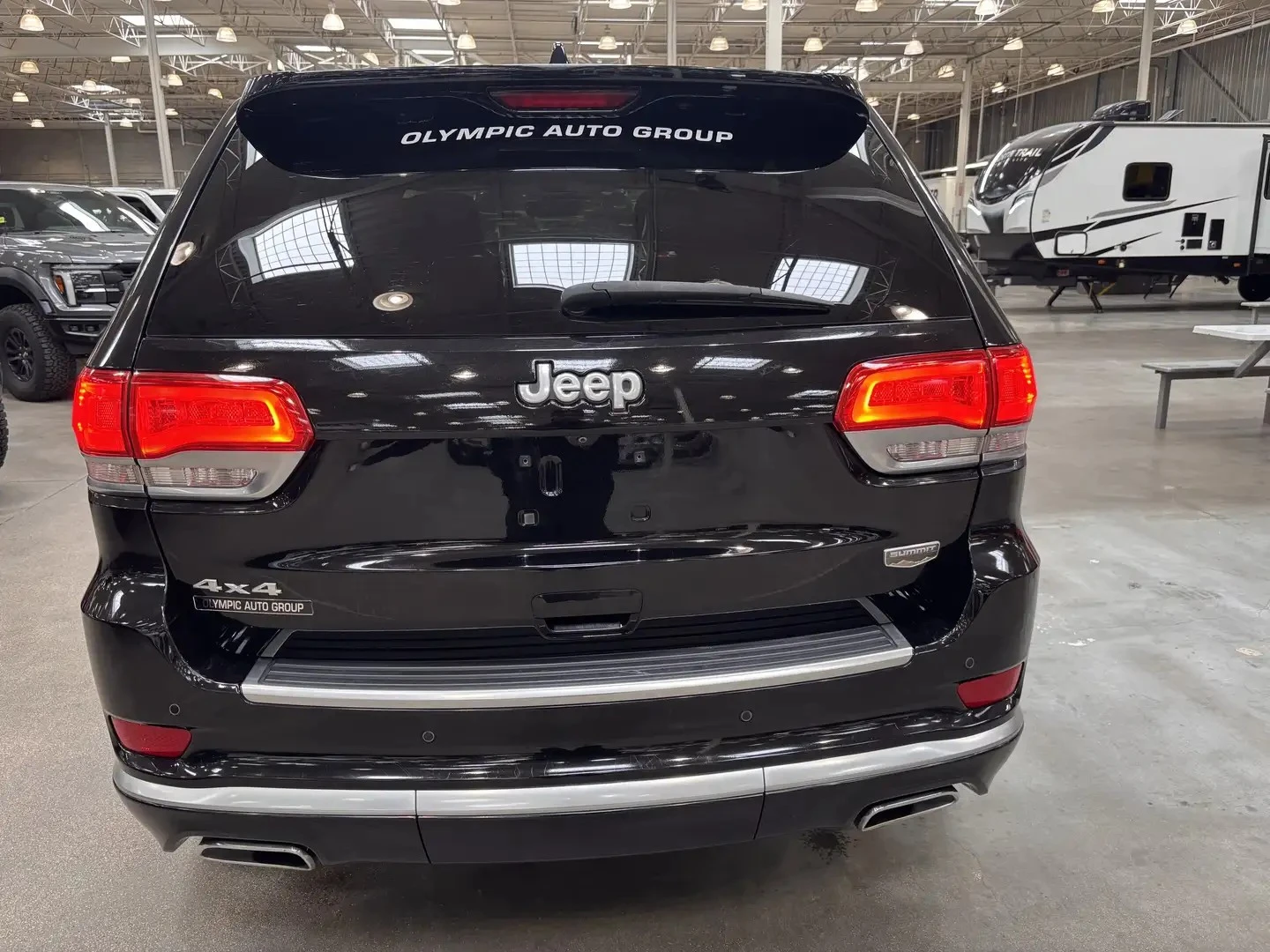 Jeep Grand cherokee SUMMIT LOADED ЦЕНА ДО БЪЛГАРИЯ АВТОКРЕДИТ, снимка 4 - Автомобили и джипове - 55752781