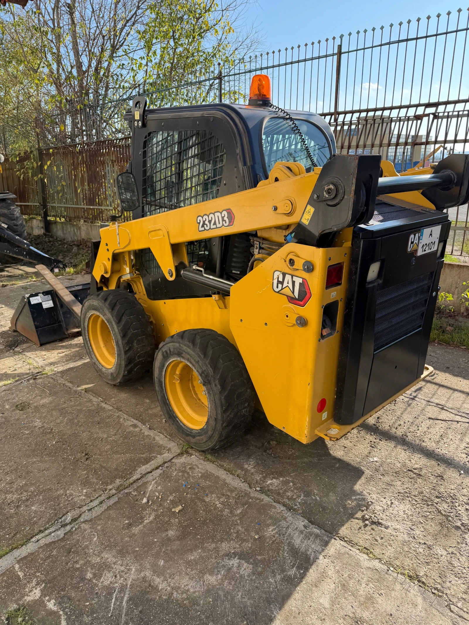 Мини челни товарачи Cat 232D3 - изображение 2