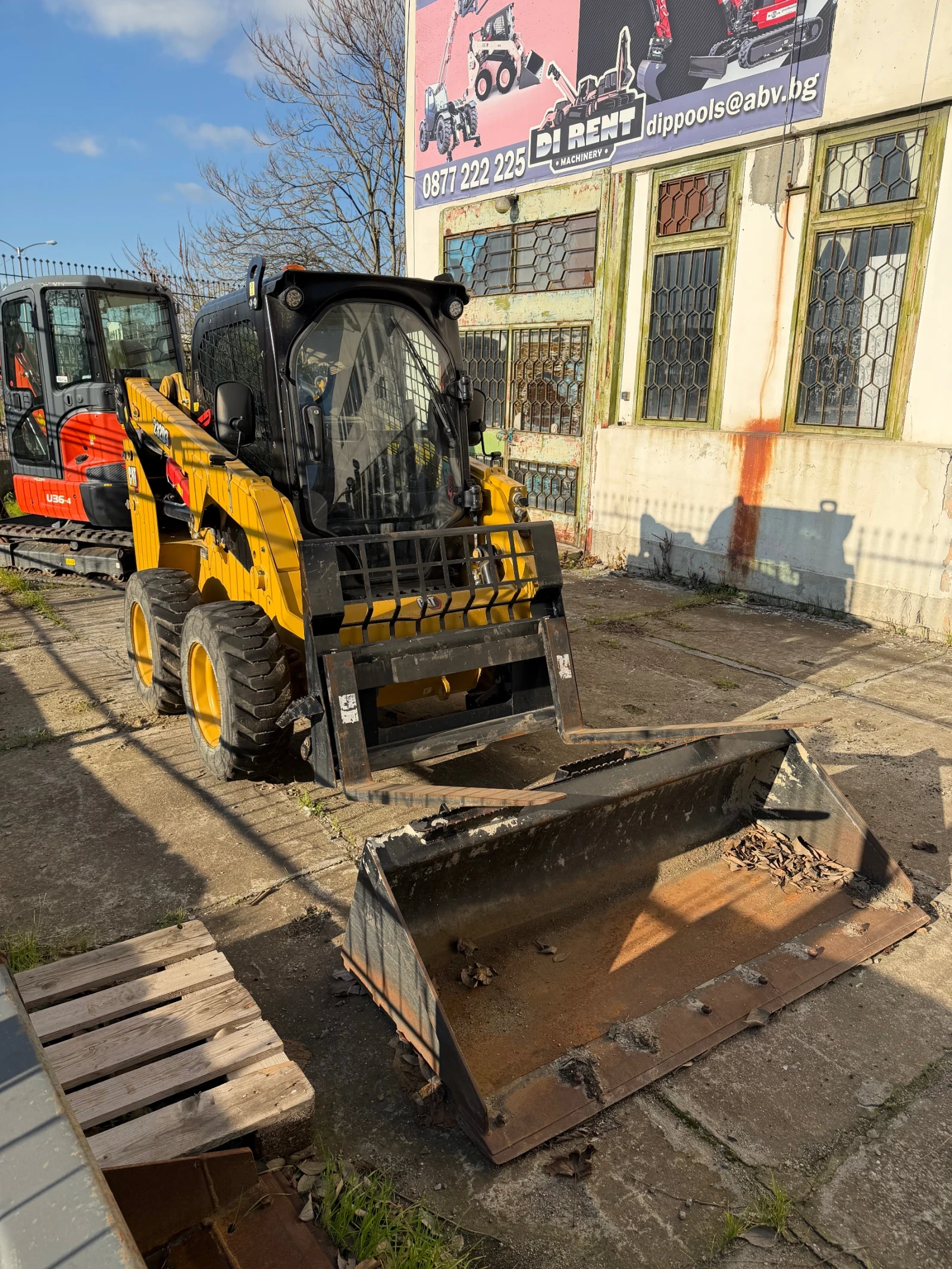 Мини челни товарачи Cat 232D3 - изображение 4