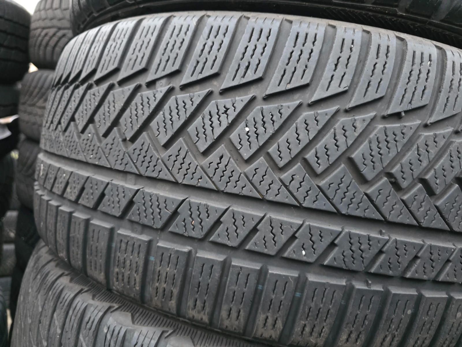 Гуми Зимни 235/45R18