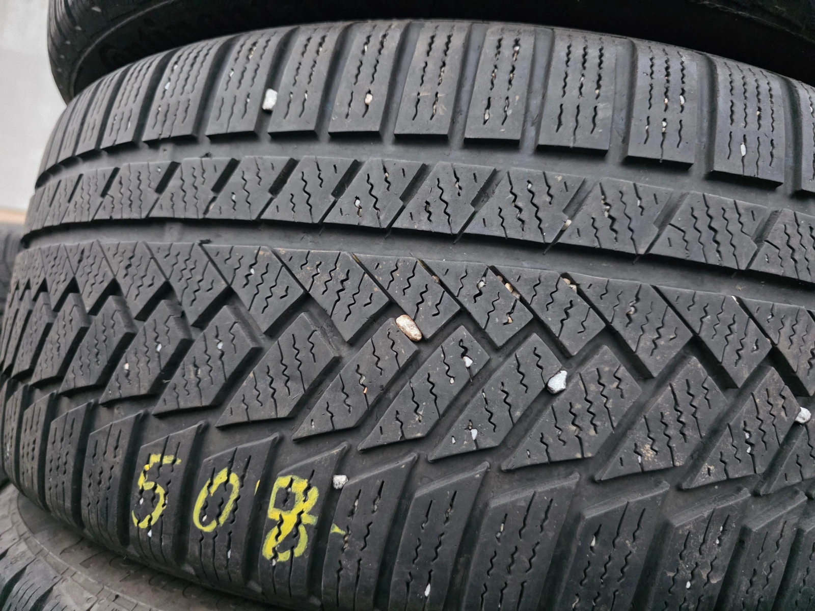 Гуми Зимни 235/45R18, снимка 3 - Гуми и джанти - 54001190