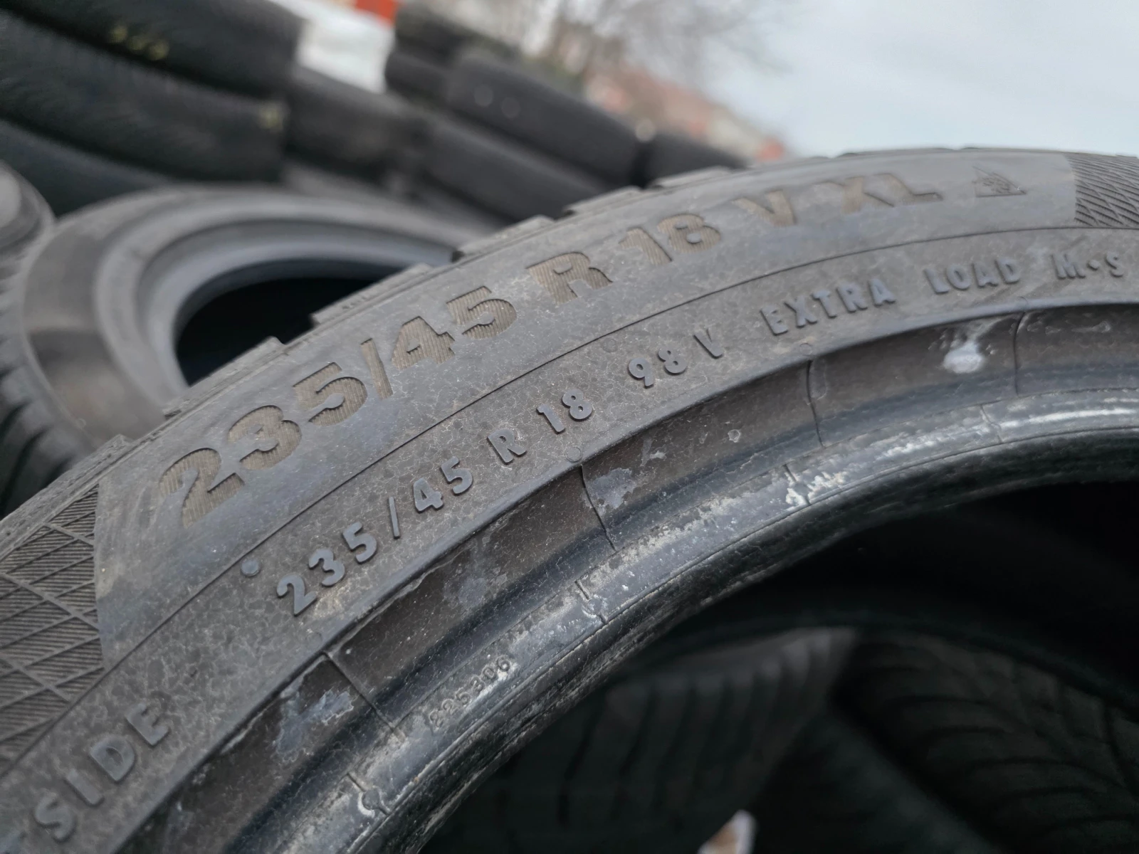 Гуми Зимни 235/45R18, снимка 8 - Гуми и джанти - 54001190