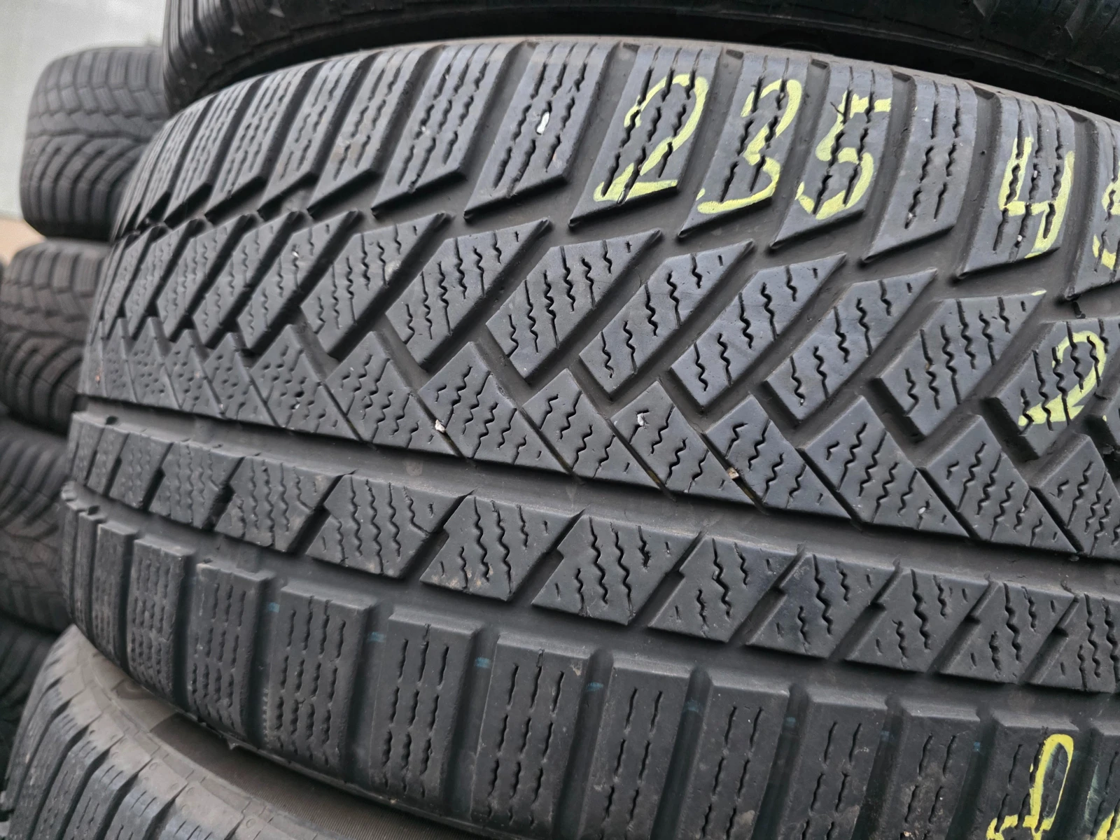 Гуми Зимни 235/45R18, снимка 2 - Гуми и джанти - 54001190