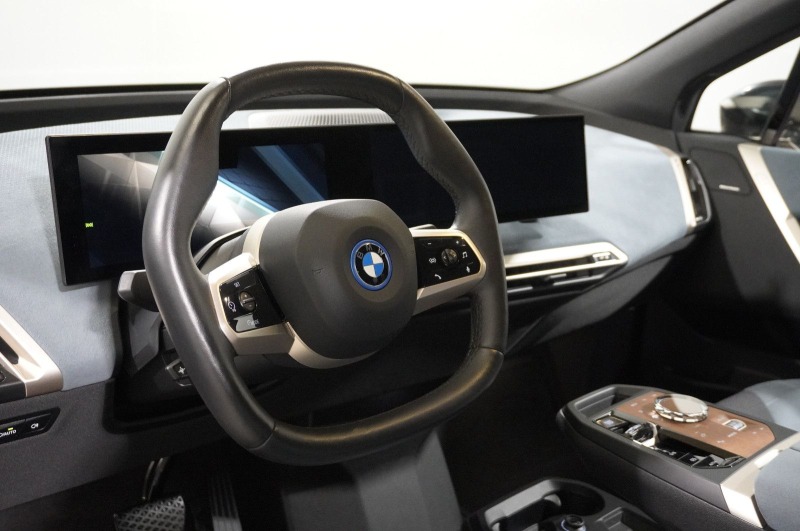 BMW iX xDrive40*Titanbronze*Iconic*Harman Kardon*ГАРАНЦИЯ, снимка 11 - Автомобили и джипове - 46275185