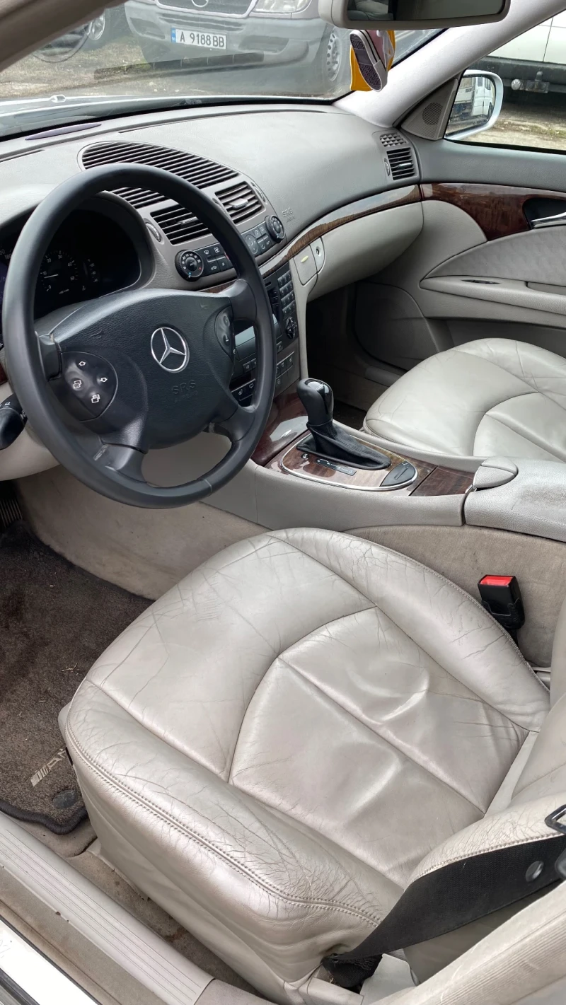 Mercedes-Benz E 220, снимка 5 - Автомобили и джипове - 49575918