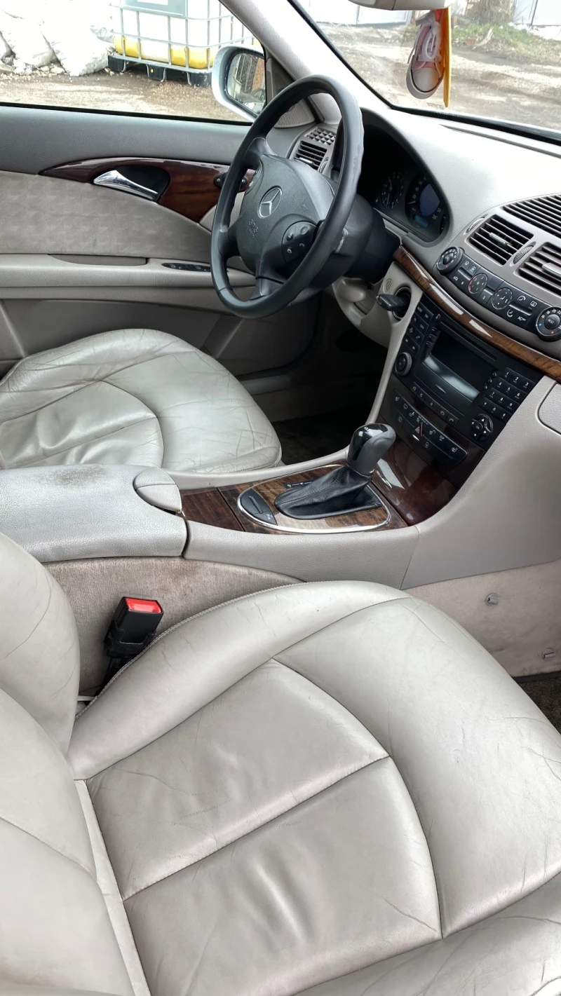 Mercedes-Benz E 220, снимка 6 - Автомобили и джипове - 49575918