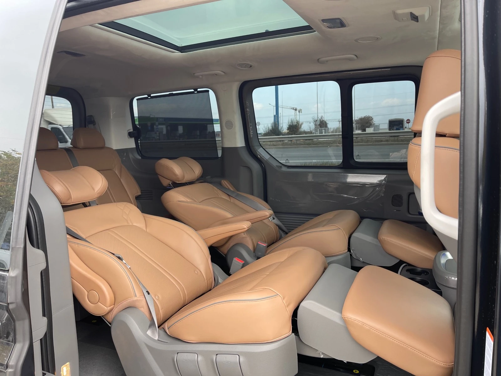 Hyundai Staria 44/6+ 1/luxury+  | Mobile.bg   15