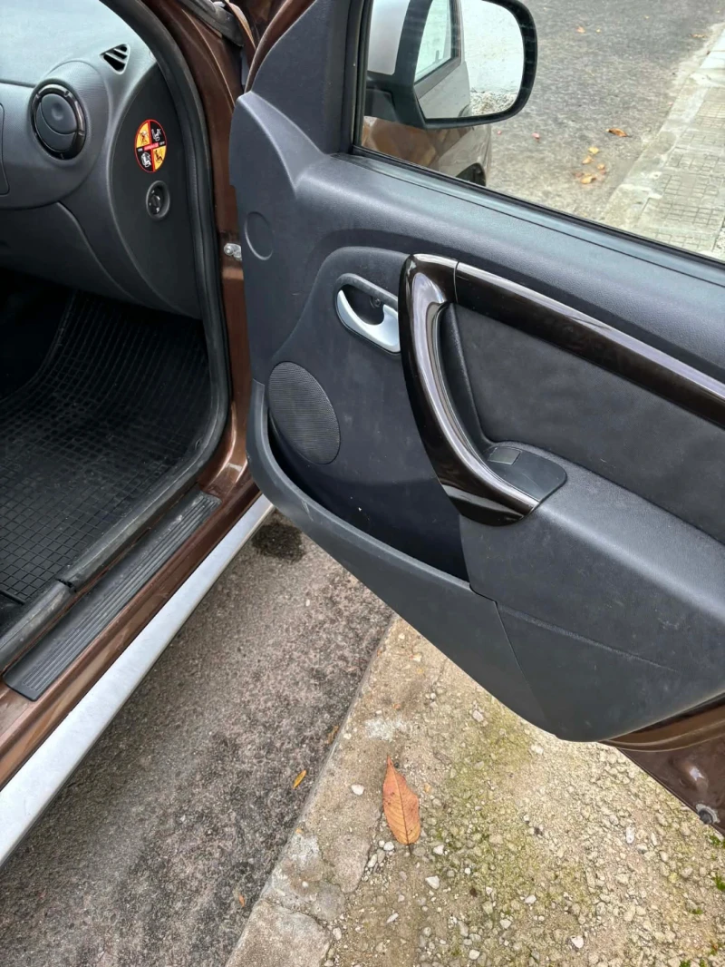 Dacia Duster 1.5dCI, ОБСЛУЖЕНА 1ви собственик , всичко платено, снимка 13 - Автомобили и джипове - 53379747