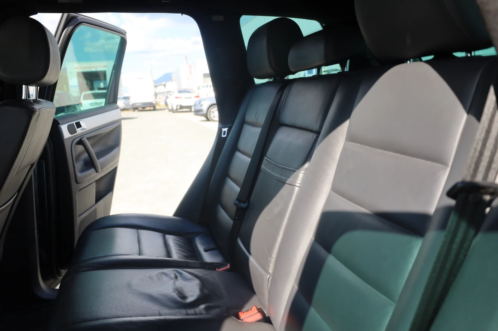 VW Touareg 3.0TDI - лизинг без първоначална, снимка 11 - Автомобили и джипове - 54605345