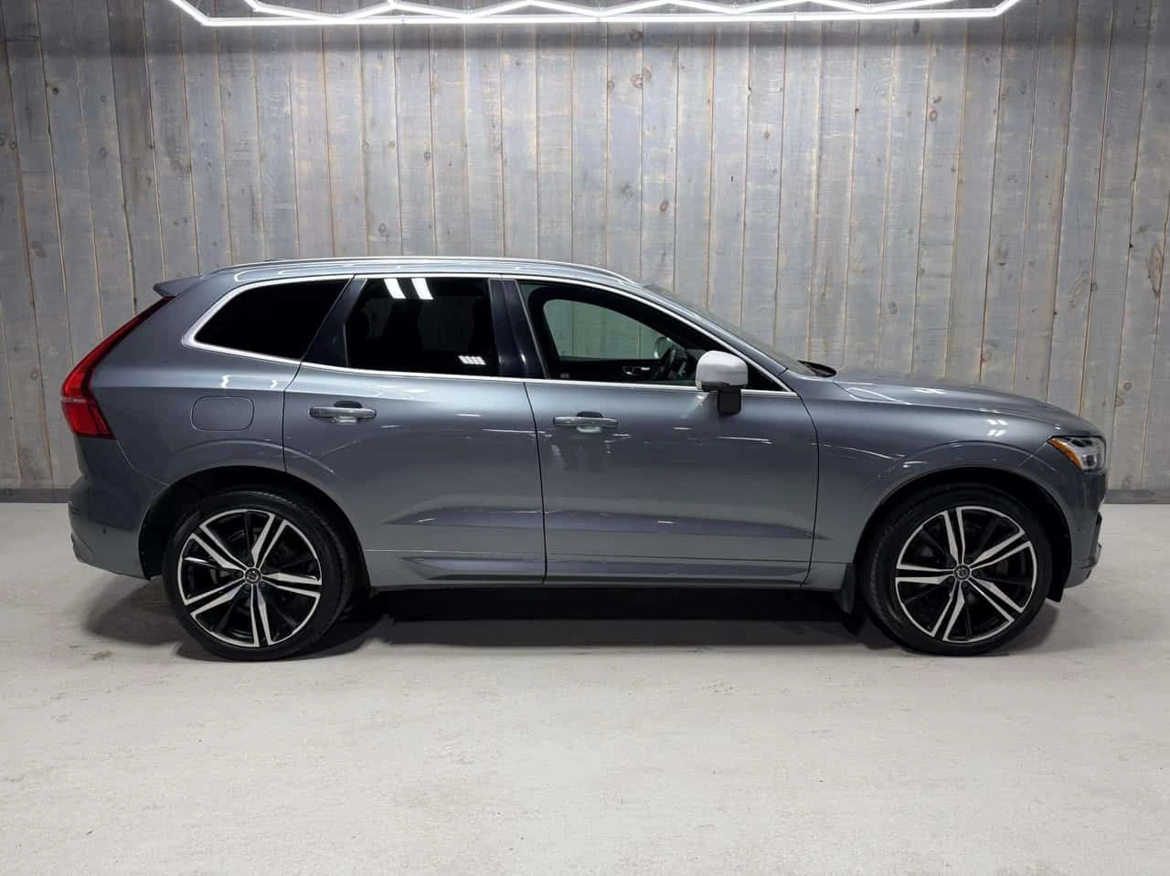 Volvo XC60 * T6 AWD R DESIGN| 21 WHEELS| 2 SETS * CARFAX * ЦЕ, снимка 2 - Автомобили и джипове - 55626815