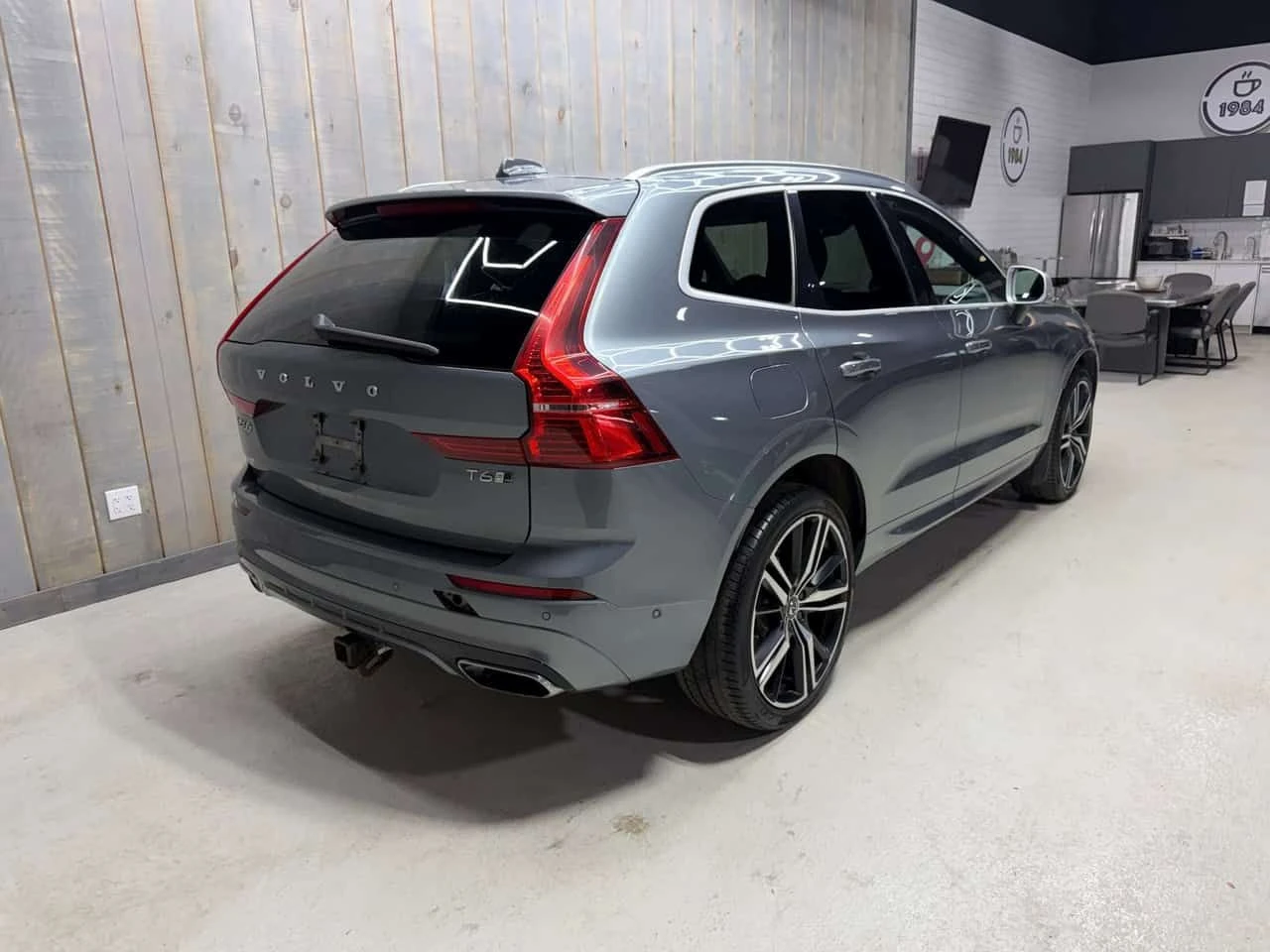 Volvo XC60 * T6 AWD R DESIGN| 21 WHEELS| 2 SETS * CARFAX * ЦЕ, снимка 4 - Автомобили и джипове - 55626815