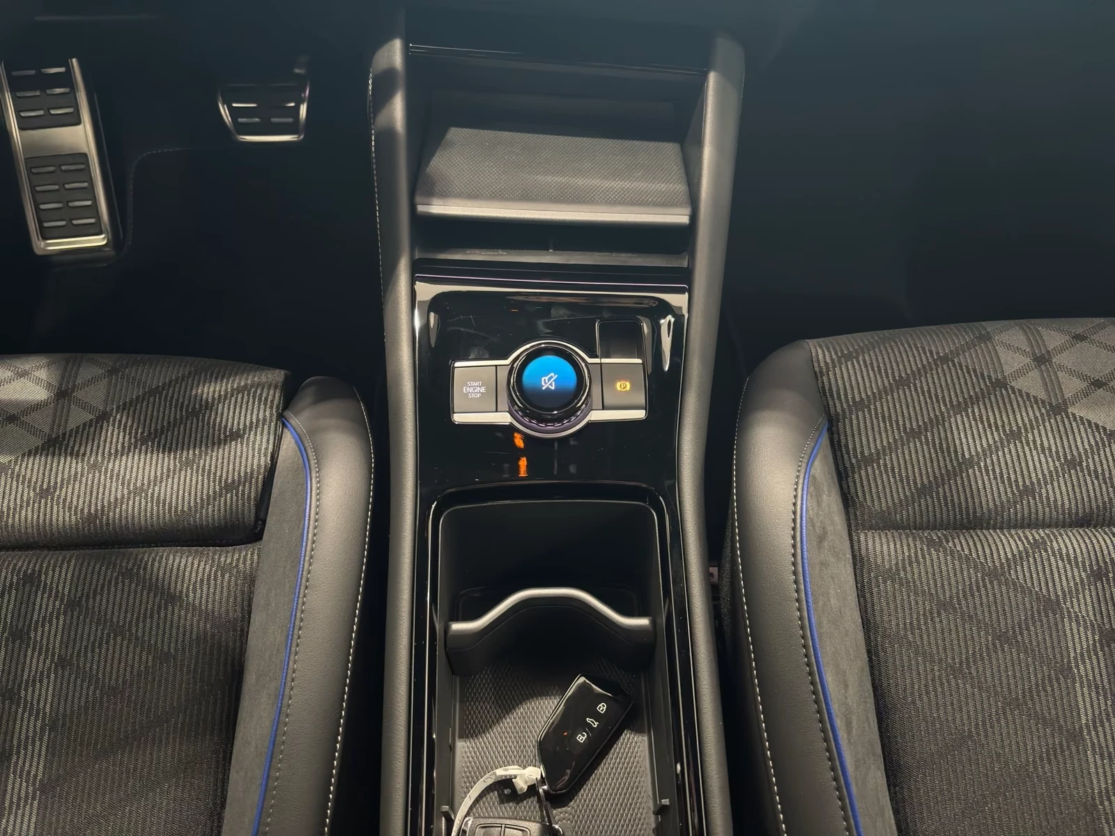 VW Tayron 6+ 1* R-LINE* BLACK* HEAD-UP* H&K* 360CAM* DISTR* , снимка 8 - Автомобили и джипове - 56278976