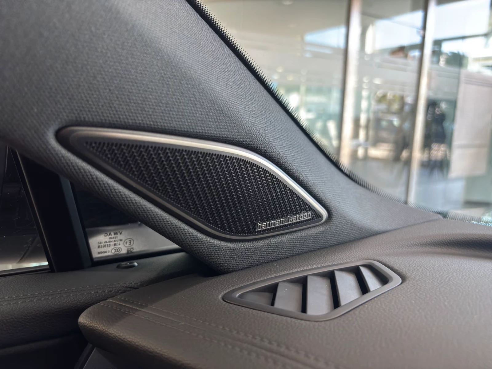 VW Tayron 6+ 1* R-LINE* BLACK* HEAD-UP* H&K* 360CAM* DISTR* , снимка 5 - Автомобили и джипове - 56278976