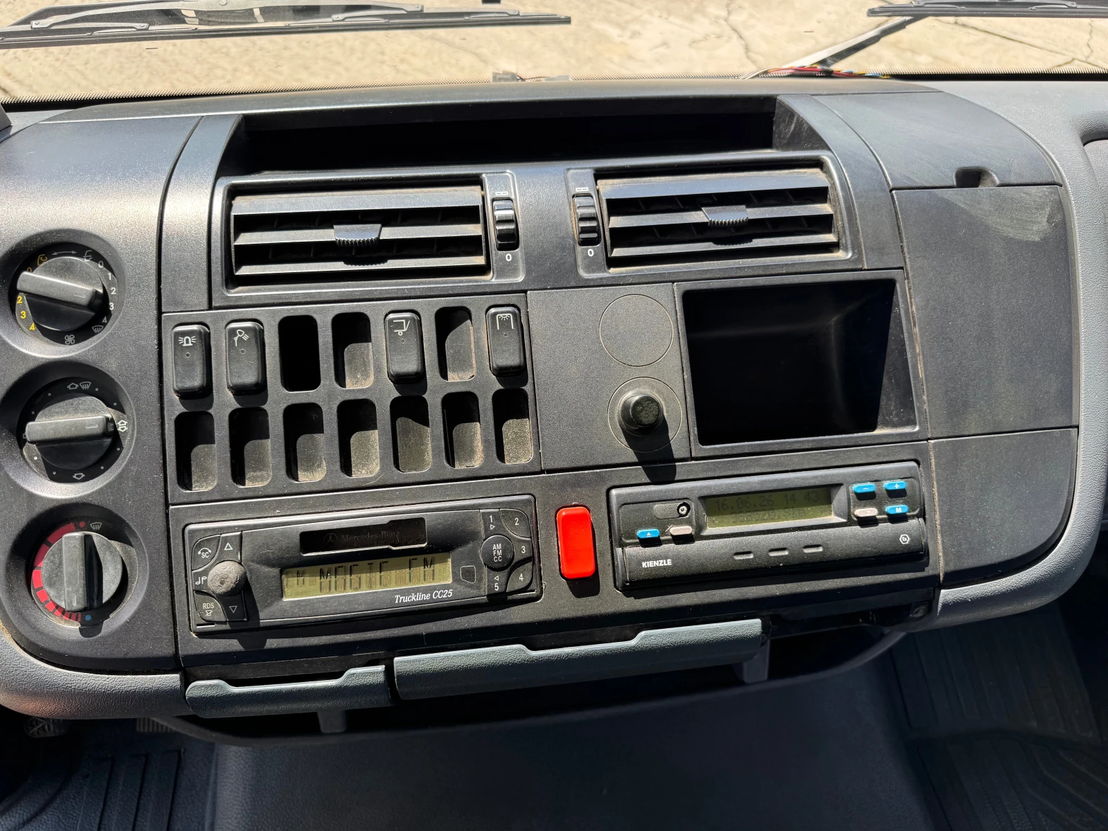 Mercedes-Benz Atego 815 СПЕЦИАЛЕН! Платформа 6.50м, снимка 12 - Камиони - 54930261