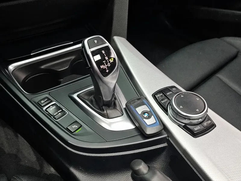 BMW 320 M Performance Edition, снимка 9 - Автомобили и джипове - 55885477