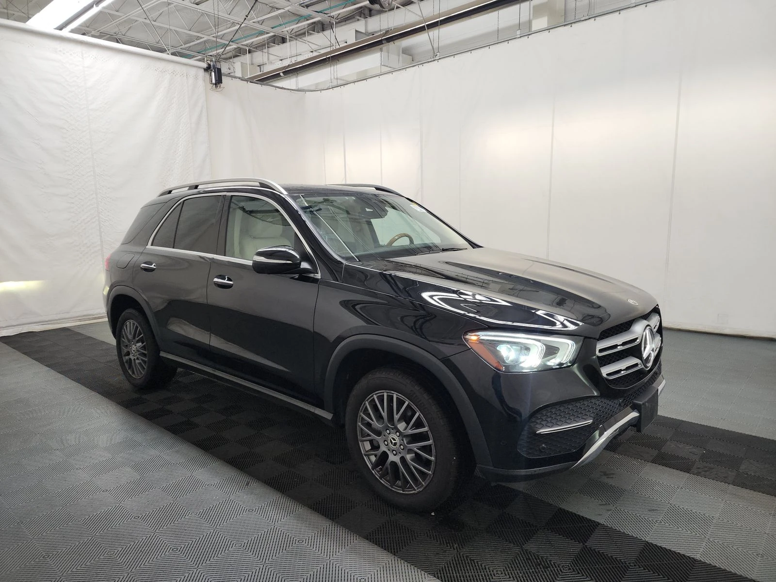 Mercedes-Benz GLE 350 4MATIC * М. ТОЧКА * BURMESTER * ПОДГРЕВ * KEYLESS - изображение 2