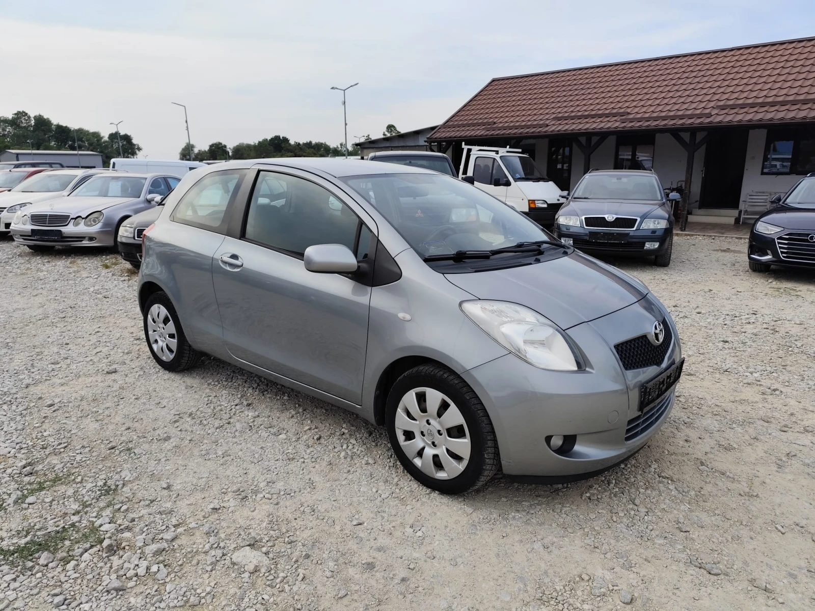 Toyota Yaris 1.3 бензин - изображение 3